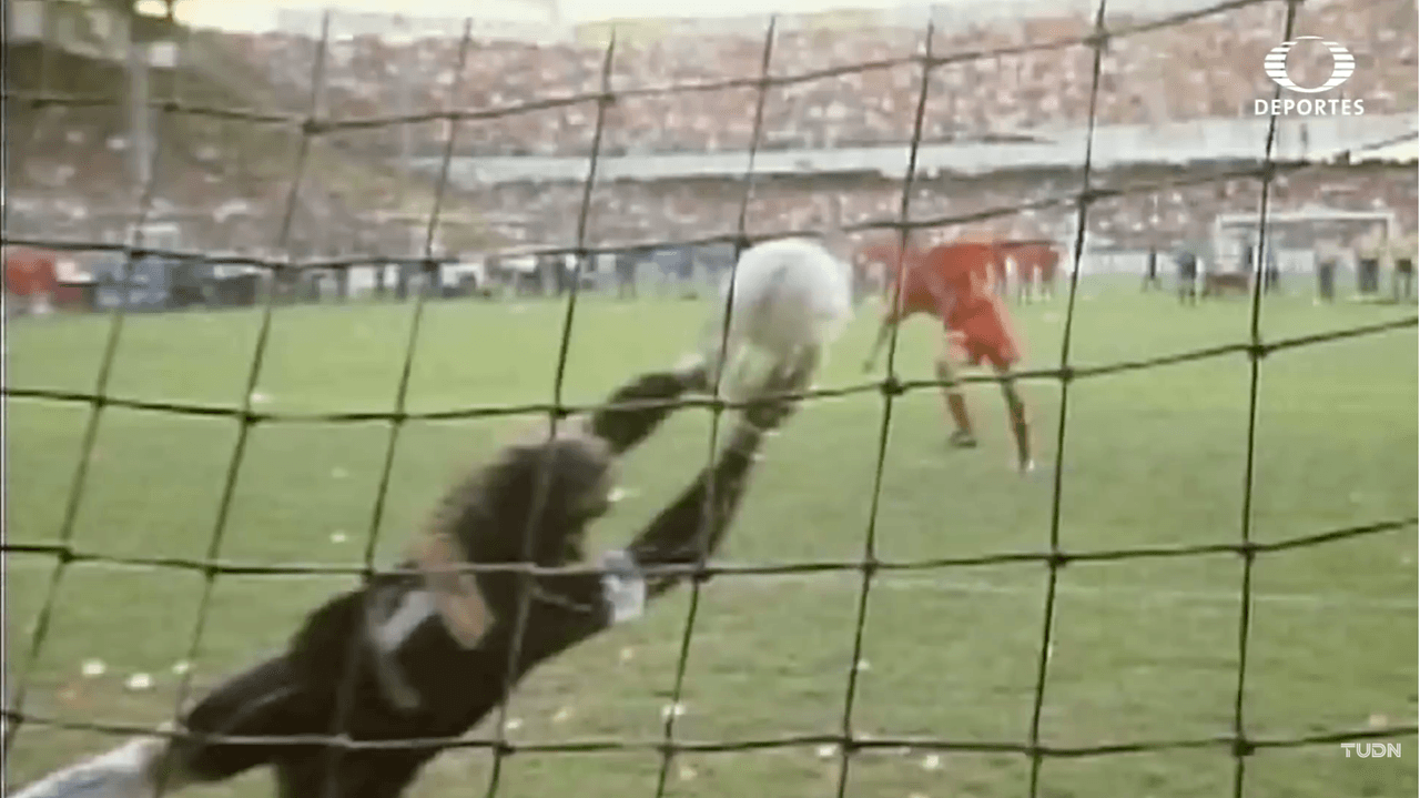 <b>Los Diablos experimentados fallaron</b>
<br>Se tiraron siete penales por equipo para conocer al campeón; sin embargo, por Toluca fallaron Antonio Naelson ‘Sinha’, José Saturnino Cardozo y el decisivo estuvo a cargo de Adrián García Arias, pero Ángel David Comizzo lo detuvo, mientras tanto, poor Morelia se equivocaron Javier Lozano y Alex fallaron, aunque Heriberto Ramón Morales se vistió de héroe anotando el penal que valió el título