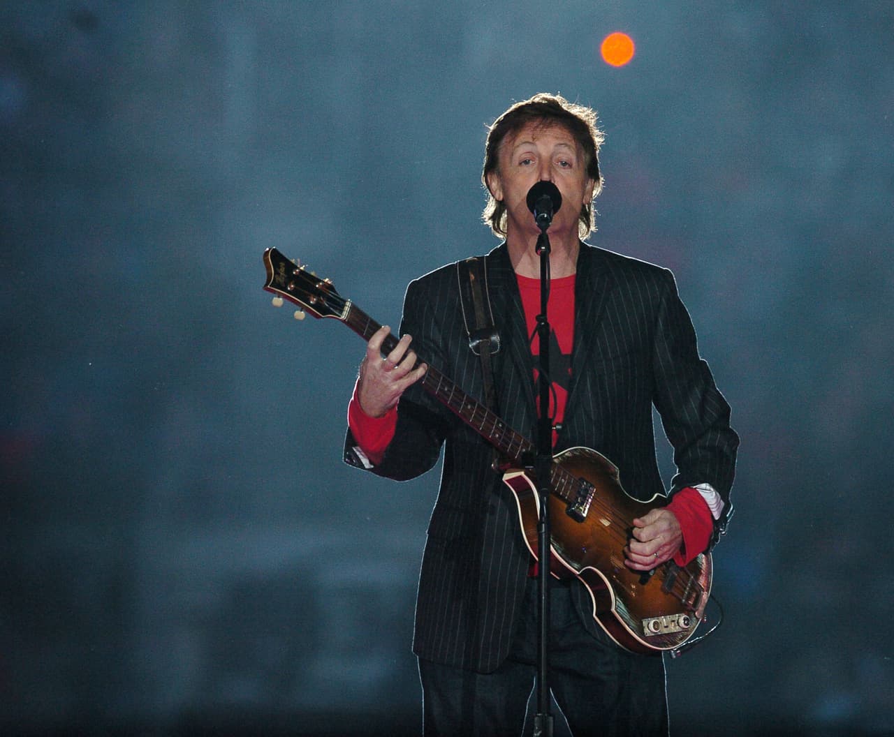 Con un acto más tranquilo, el legendario Paul McCartney engalanó el show de 2005.