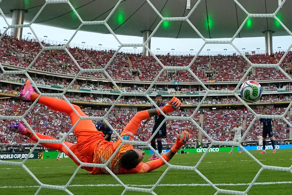 El arquero de Uruguay Fernando Muslera recibe un gol anotado por Alex Baena de España.