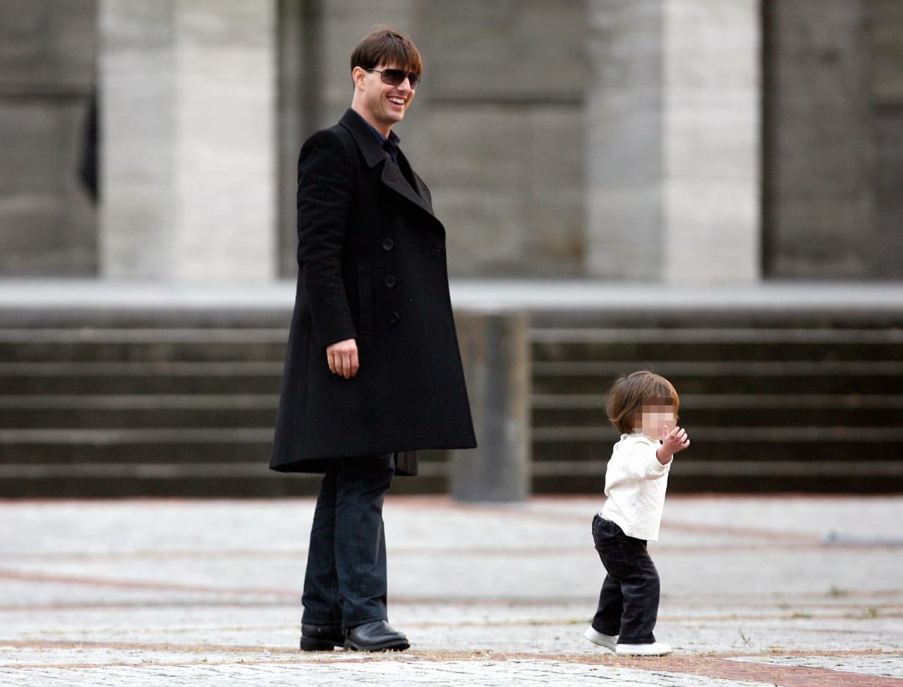 Sin embargo, una fuente de la iglesia insistió en que los cienciólogos pueden ver "a sus hijos si así lo desean" y que Cruise había decidido no ver a Suri. Un portavoz de la iglesia declaró: "Todo sobre la investigación (de la publicación) tergiversa a la Iglesia de Cienciología, sus prácticas y el estilo de vida de su ministerio".