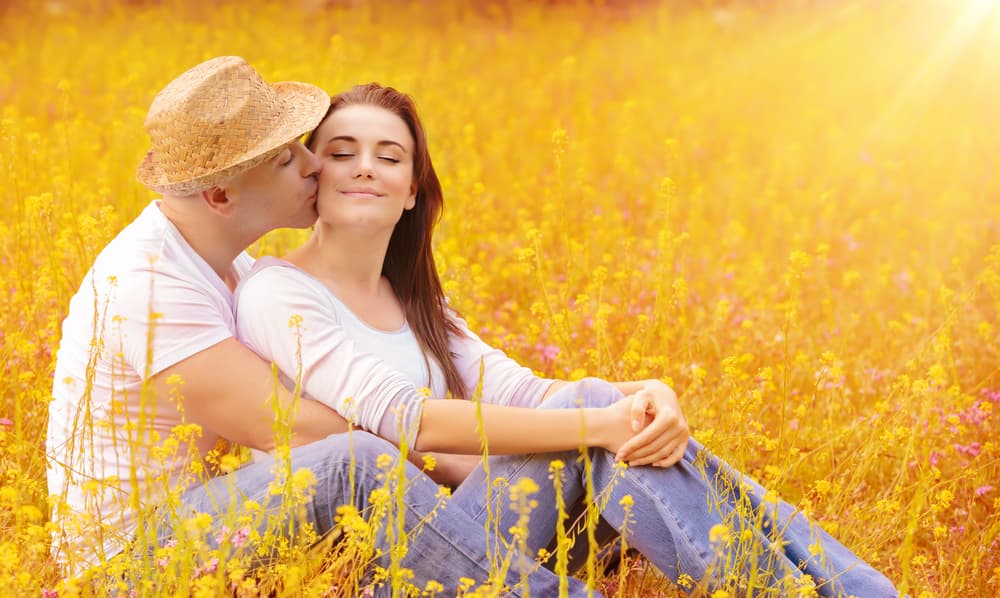 Estás en un ciclo de realización sentimental amorosa positivo, ariano. La distancia no tiene que significar olvido, sino más bien puede fortalecer tu relación cuando ambos descubran lo mucho que se necesitan y complementan en la vida. Este ciclo final del año que ya está a las puertas augura una etapa intensa, donde los encuentros adquieren una dimensión apasionada y sensual.