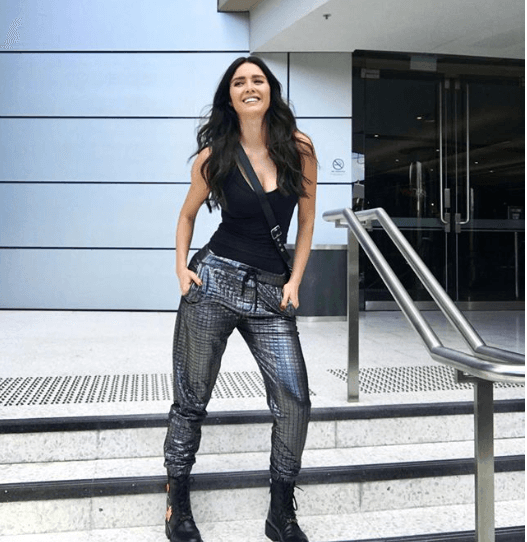 Si quieres un look juvenil y divertido entonces apuesta por un pantalón estilo jogger, playera sin mangas y botas. También puedes probar con unos tenis. 
<br>
<br>Ya que tienes un look para cada ocasión, disfruta las actuaciones de 
<b>Marlene Favela en 'Amor sin maquillaje' a partir de las 2PM/ 1C por Galavisión </b>