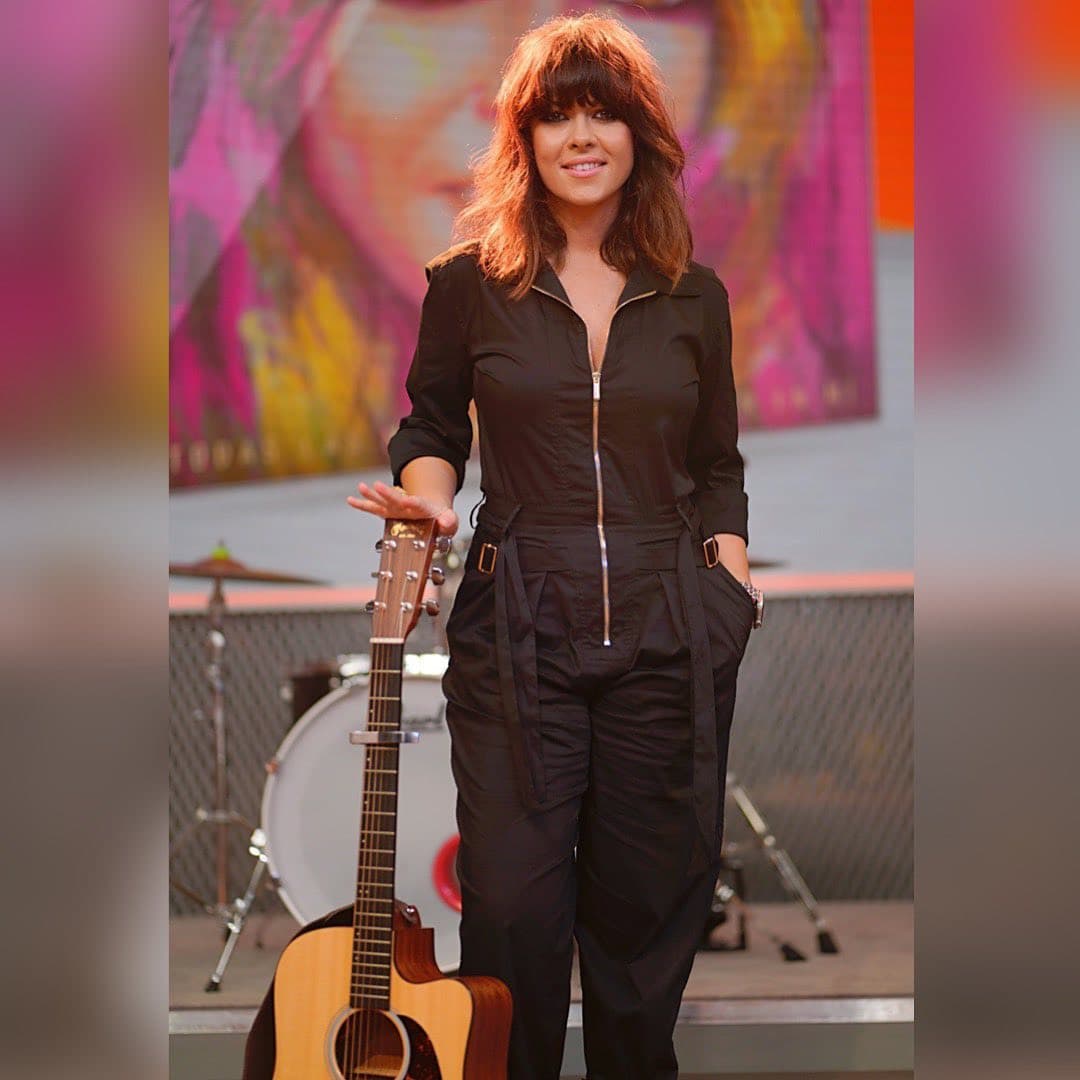 Nos deleitamos con la voz y talento de la cantautora española Vanesa Martín.