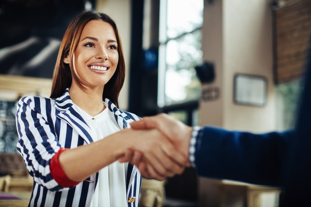 <b>Sagitario</b>
<br>
<b>Demostrarás tu clase y categoría en ciertas situaciones</b>
<br>El novilunio anuncia un fin de semana exitoso en el que se compensa la acción de planetas retrógrados en tu horóscopo. Circula en sitios sociales, acude a lugares donde puede haber reuniones con personas que te agraden y no solamente la pasarás muy bien sino en ellos encontrarás a quien se interesa por ti desde el punto de vista sentimental. Aunque te moleste la actitud de una persona grosera, demuestra tu clase, categoría y control emocional no respondiendo ni descendiendo a ese nivel poco educado porque no te corresponde. Mantén en todo momento tu distinción.