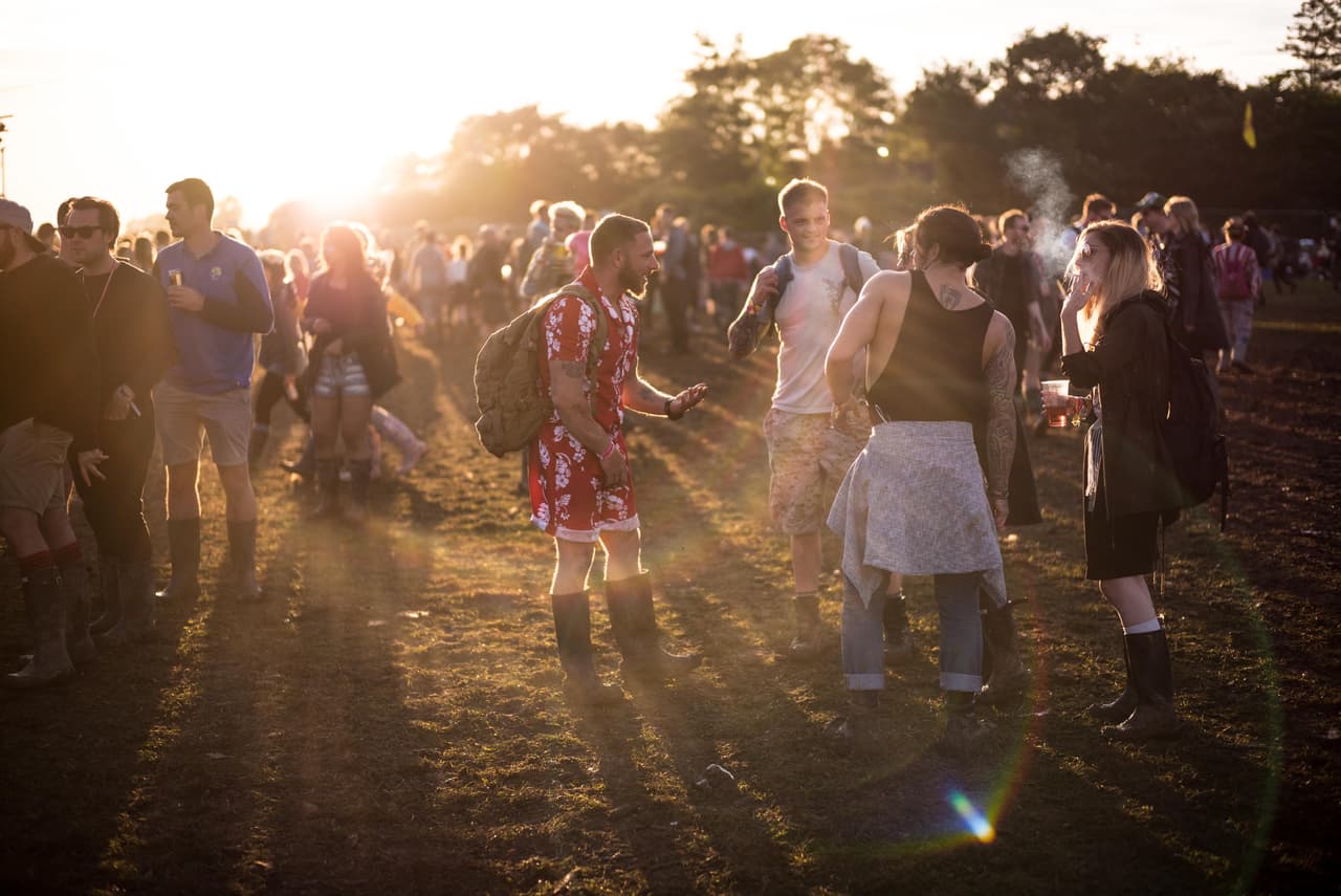 “Adiós viejo amigo, extrañaremos mucho a nuestro compañero UE”, concluye el poema de un festival que justamente ha tenido desde sus inicios la intención de convocar a gente de todo el mundo, y que durante los tres días que le restan será una tarima interesante de oír, porque entre música y coreos, los más importantes artistas y los jóvenes en general harán oír su voz ante estos resultados y los nuevos retos que enfrenta el Reino Unido.