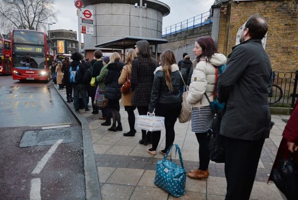 Desde primera hora de la mañana, había largas filas en las paradas de autobuses.