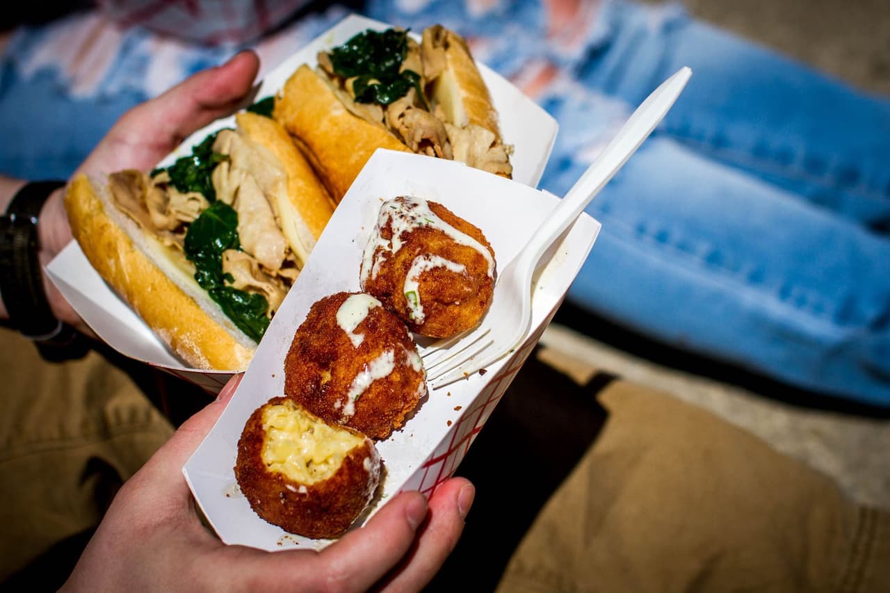 Celebrado en la primavera y el otoño, el festival gastronómico destaca los restaurantes del vecindario, los camiones de comida y el entretenimiento local.