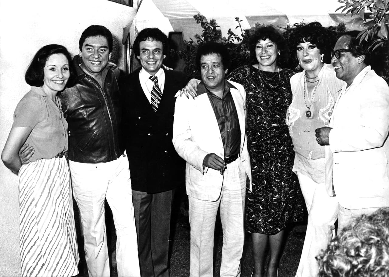 <b><a href="https://www.univision.com/shows/hoy/marysol-sosa-hubiera-agradecido-que-angelica-maria-le-dijera-como-esta-su-papa-jose-jose-video">José José</a></b> celebra entre amigos durante el evento de lanzamiento del album 'Mi Vida' (1982), entre ellos Marco Antonio Muñiz y su entonces esposa Anel.