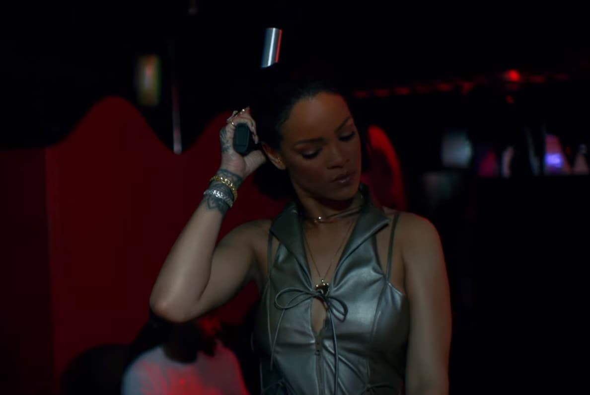 Pistola en mano se mira amenazante.