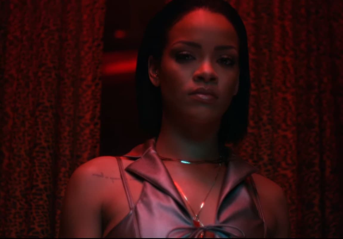 Luego la vemos ingresando a un 'night club'.