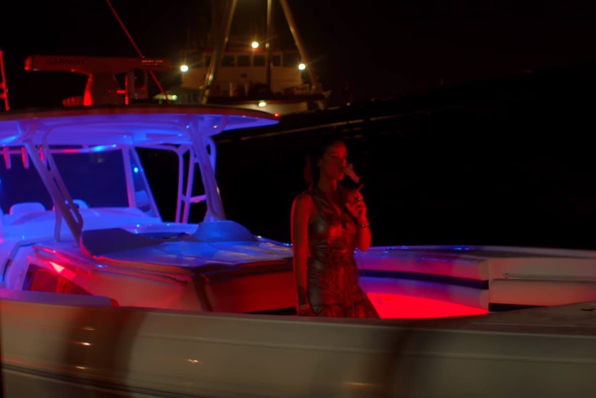 Al cometer el crimen sale a la cubierta de un barco.