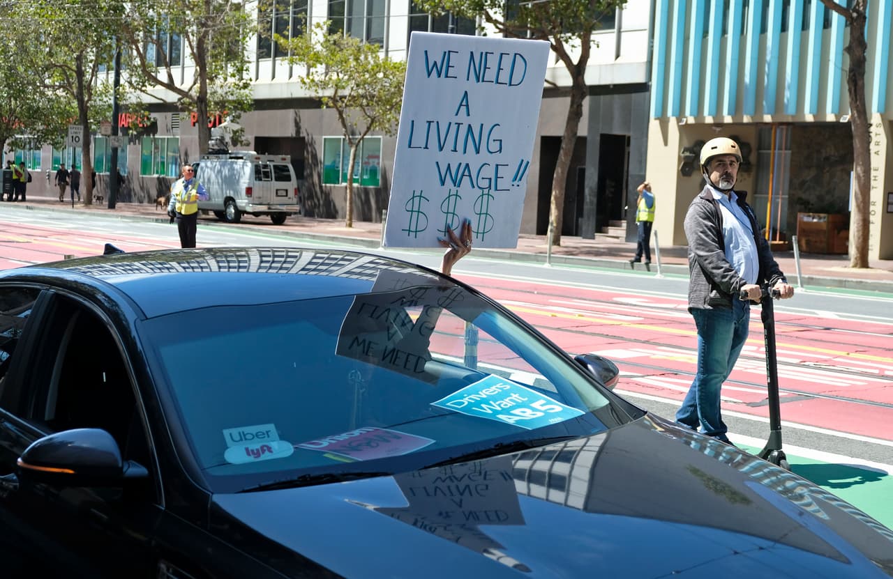 La caravana de conductores bloqueo algunos carriles de la calle Market mientras tocaban sus bocinas y agitaban letreros en los que se leía "Necesitamos un salario digno".
<br>