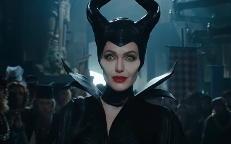En la película animada de Disney Maléfica es sumamente flaca y con facciones consideradas como poco agraciadas de acuerdo a los cánones de belleza occidentales, como tener ojos y labios muy pequeños. Por otro lado, el personaje de Angelina Jolie en el live action es todo lo contrario: tiene unos gruesos labios y unos grandes ojos verdes capaces de conquistar a cualquiera a pesar de su maldad.
<br>