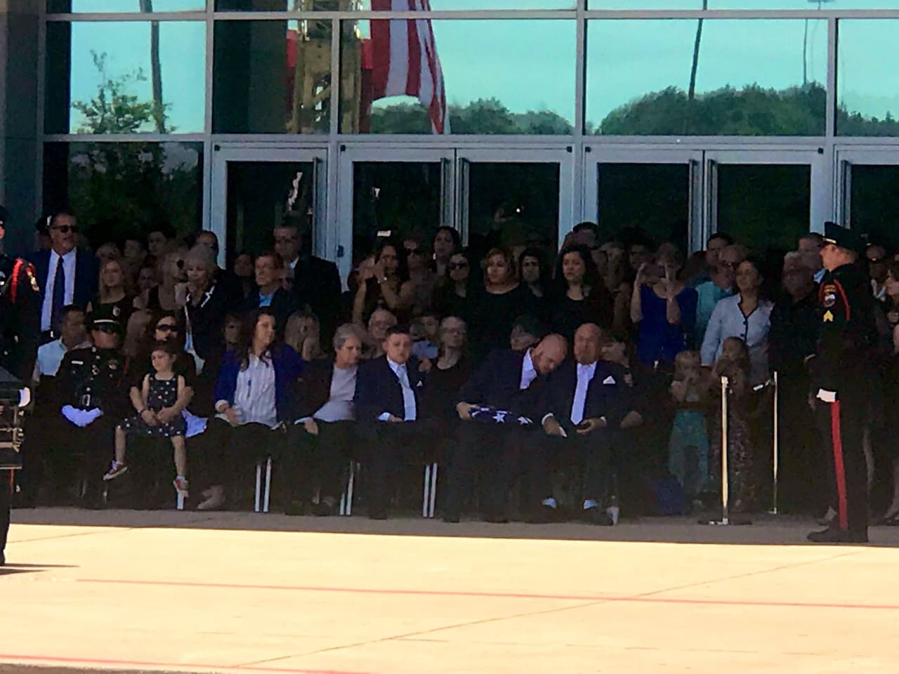 Los padres del oficial, su hermano y su hijo Elijah (11) conmovidos luego de escuchar la voz del policía por última vez en un reporte policial radial.