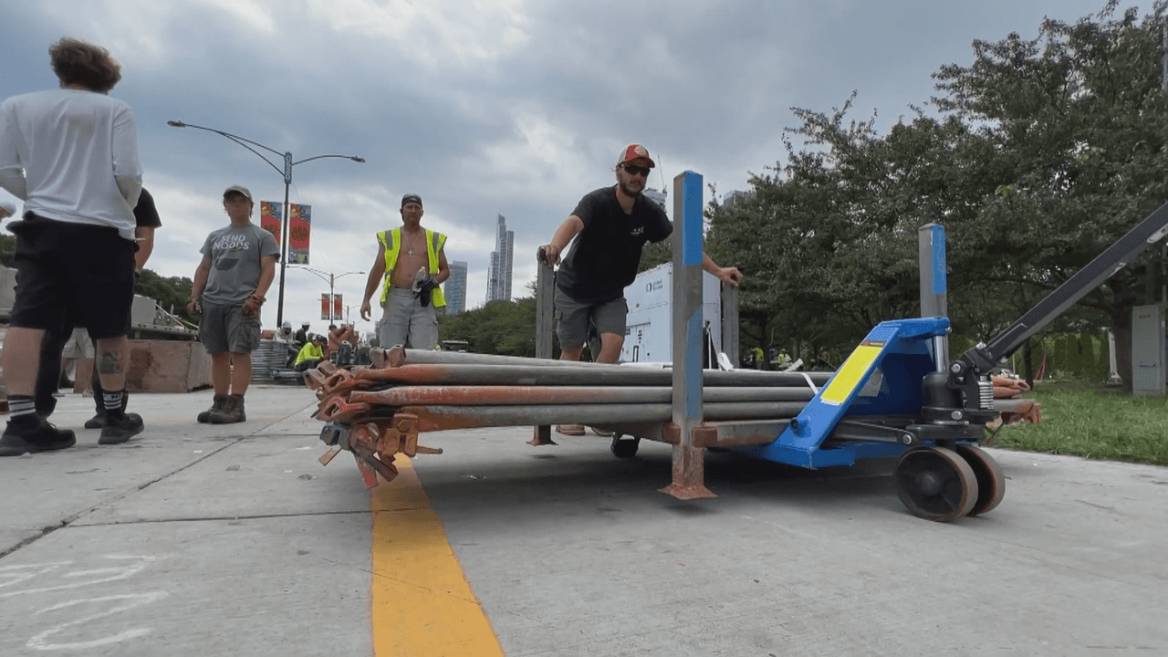 Personal obrero está aún removiendo materiales de la carrera Nascar en el centro de Chicago.