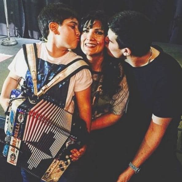 Adriel Favela comparte con sus fans la celebración por el cumpleaños de su mamá.