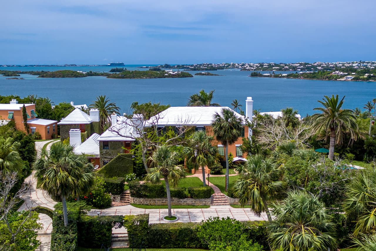 El terreno de la pareja se encuentra ubicado en la parroquia de Warwick y consta de varios edificios. La casa principal tiene ocho dormitorios y ocho baños.
<br>