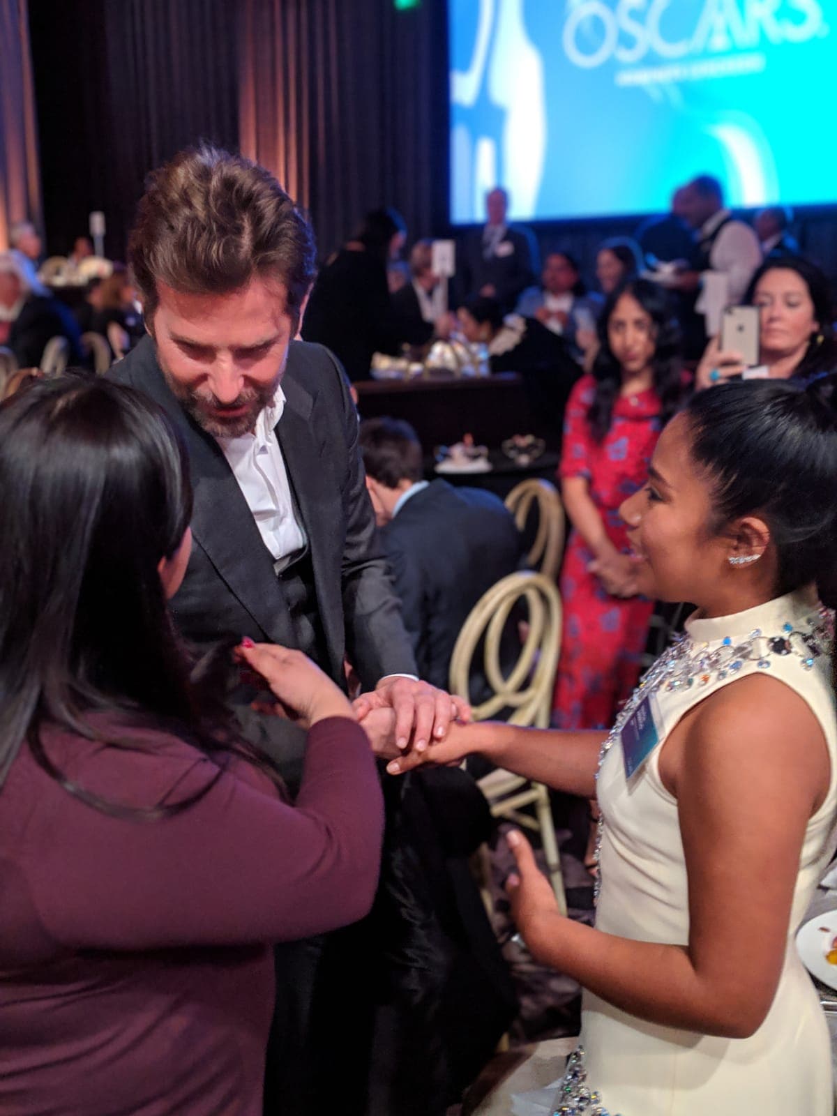 Entre la plática, el actor logró que Yalitza cruzara unas palabras con su pareja la modelo rusa Irina Shayk, quien le dedicó unas frases en español a través de una llamada por celular, según reportó EFE.