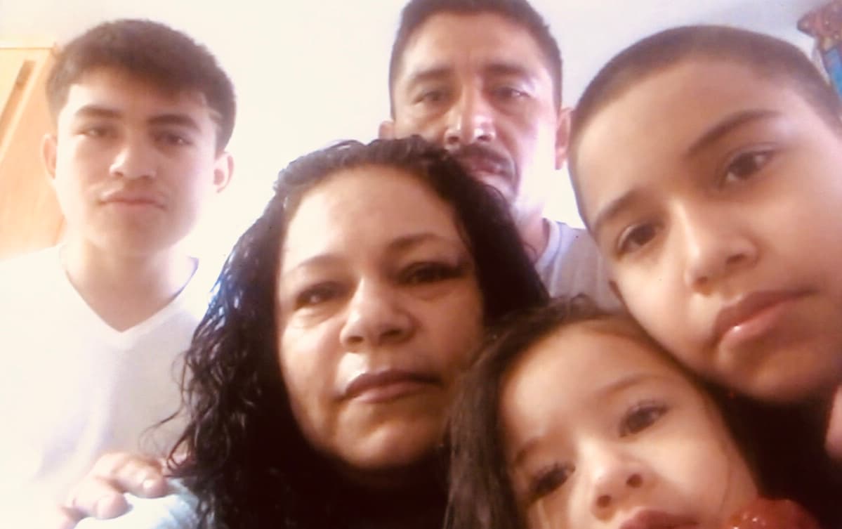 Familia entera infectada con el coronavirus recibe sorpresa por parte de sus compañeros de trabajo