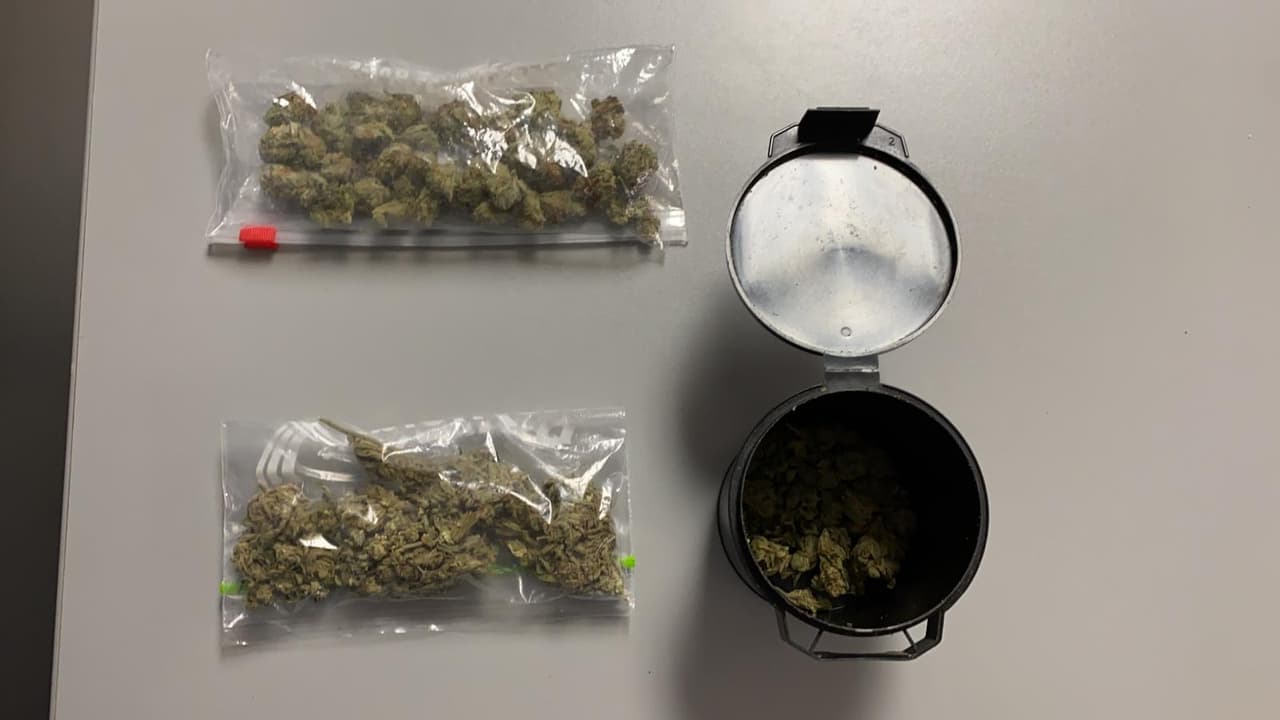 “Como parte del Plan Integral de Seguridad del Gobierno de Puerto Rico, agentes de ocho divisiones de la Policía desarrollaron una operación de inteligencia que nos permitió detener a estas personas y concluyó con el cierre del negocio por parte del Departamento de Salud”, dijo el comisionado de la Policía Antonio López Figueroa.