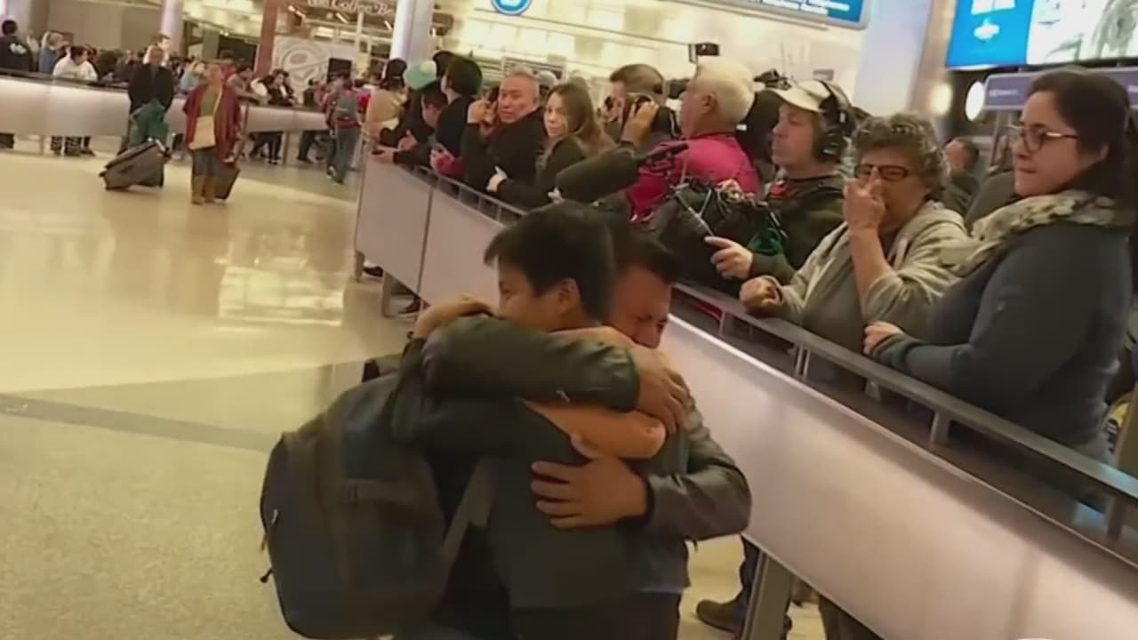 “No tengo palabra para expresarlo”: padres e hijos separados por ICE en 2018 se reúnen en LAX