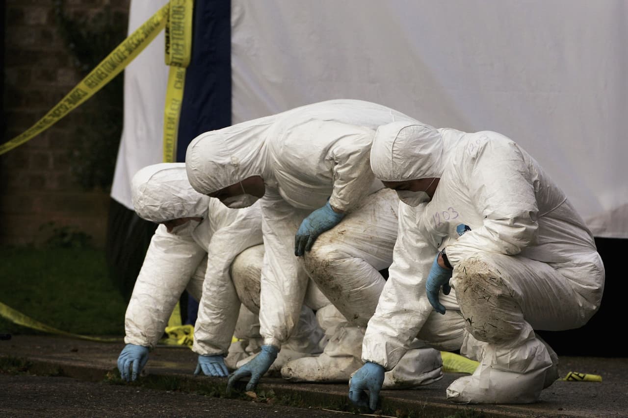 Los llamados “
<i>cold cases</i>”, o casos sin resolver, han conseguido una nueva audiencia durante este año gracias a las series, películas y podcasts que se han publicado durante 2022 dedicados a seguir los pasos de quienes cometieron crímenes que, aunque hayan pasado décadas, continúan sin resolverse. Estos son algunos que, pese a los esfuerzos de las autoridades, permanecen impunes.