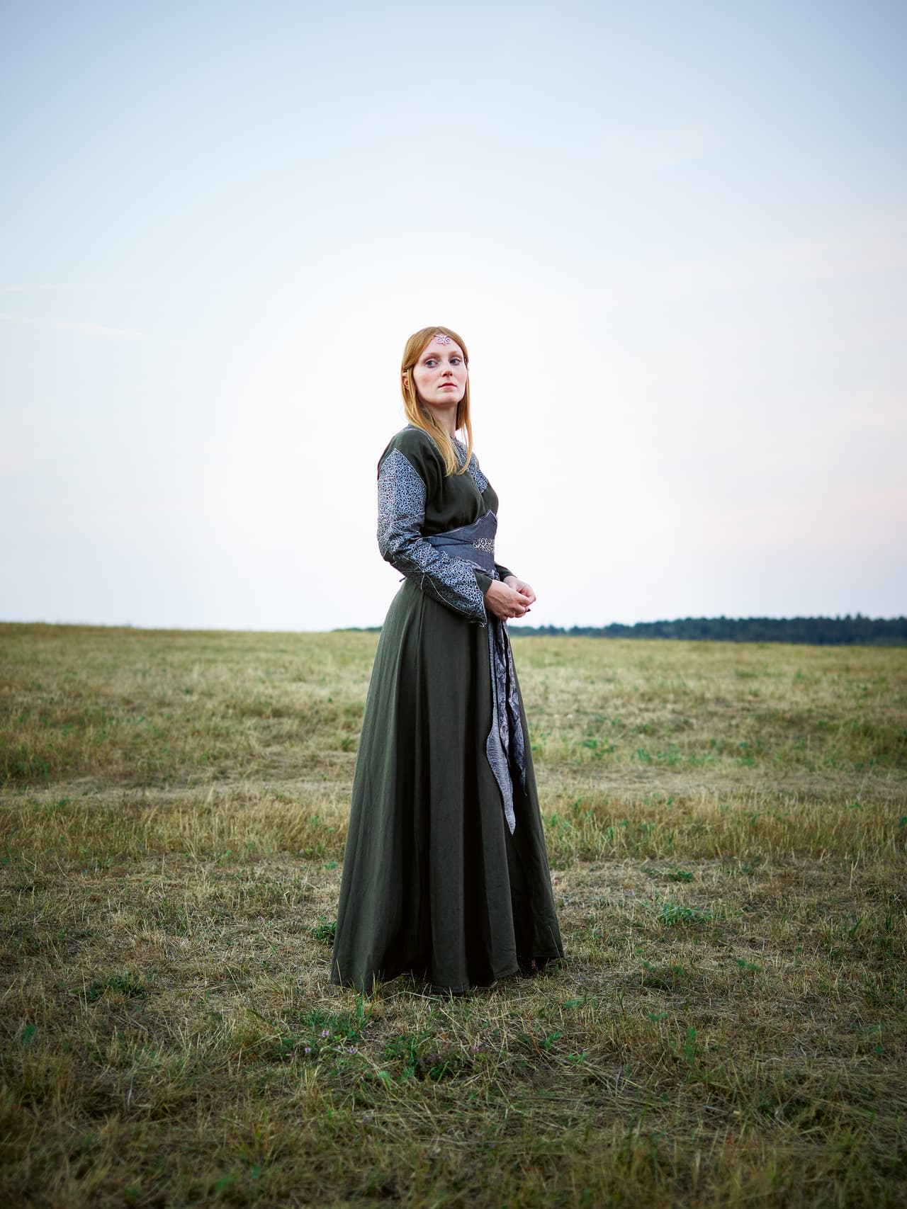 <b>Irileth</b>, una elfo hembra. En más de más de tres años en contacto con la comunidad de jugadores de LARP, el artista logró tomar fotografías de algunas de las representaciones más perfeccionistas y completó una serie de retratos que ahora forman parte de un libro, 
<a href="https://www.kehrerverlag.com/en/boris-leist-larp-978-3-86828-739-4">distribuido por la editorial alemana Kehrer Verlag.</a>