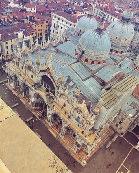 También fueron a Italia, donde admiraron la hermosa arquitectura de sus calles e iglesias.