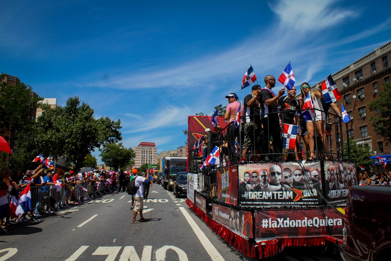 La música, la alegría y el orgullo dominicano fueron los protagonistas del vigésimo séptimo Desfile Dominicano en el Bronx.