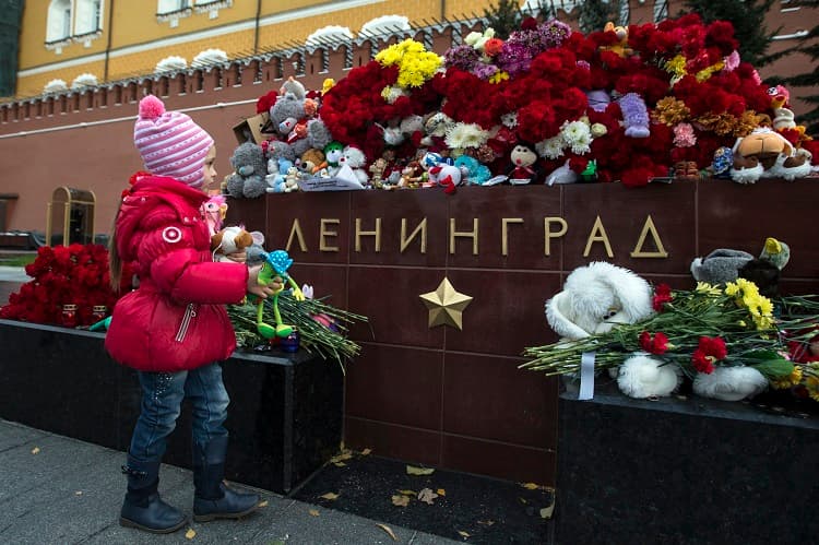 Una niña frente a un monumento en Moscú donde se recuerda a las víctimas.