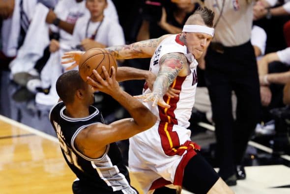 Habrá séptimo juego entre los Spurs y los Heat (30 fotos) ¡Locura total! Un juego electrizante, inolvidable, donde ambos equipos dieron una demostración inolvidable en el American Airlines Arena, manteniendo en vilo a los fanáticos en San Antonio y en Miami, primero durante los 48 minutos regulares y después en los 5 minutos de OT. .Tim Duncan, con una clásica demostración durante todo el partido, anotó más tantos en la primera mitad que la combinación de los 3 de Miami, Wade-James-Bosh 25/21, facilitando que los Spurs dominaran al Heat hasta comenzar el cuarto período, cuando Miami llevo a cabo un cambio de jugadores. Cuando solo faltaban 5 segundos para coronarse campeones los San Antonio Spurs, el incomparable Ray Allen empató el partido con un tiro de 3 puntos, forzando el OT. Con 1:43 en el reloj, LeBron James (triple/doble, 32 puntos, 11 asistencias y 10 rebotes) encaramó al Heat 101-100, y al concluir el OT, de nuevo Allen realizó una formidable jugada defensiva, dando dos puntos más al Heat, que terminó, a pesar de los umpires y para desconcierto de los comentaristas que daban el cetro a San Antonio, 103-101 sobre los Spurs. .