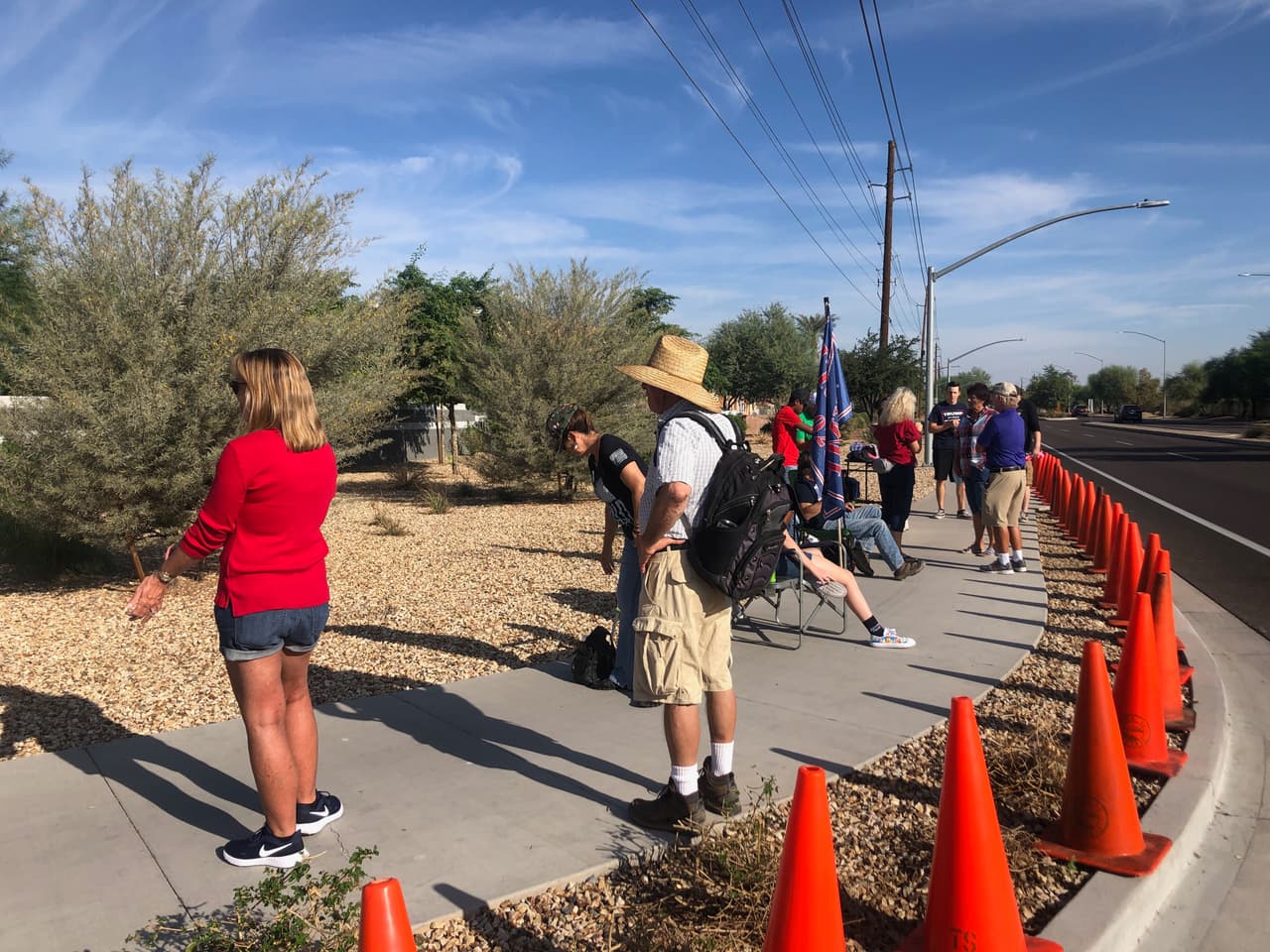 Sin importan las altas temperaturas, los seguidores del presidente Donald Trump buscan un espacio para escuchar al vicepresidente Mike Pence.
