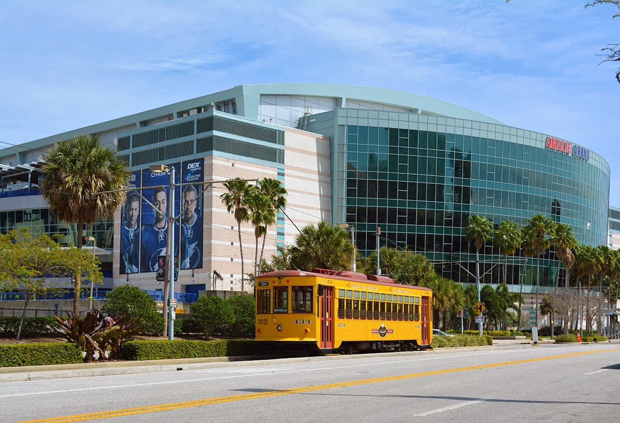 Los tranvías pasan cada 15-20 minutos y pasan por diversos puntos de interés turístico de Tampa, incluyendo el Puerto de Cruceros, Riverwalk y Sparkman's Wharf.