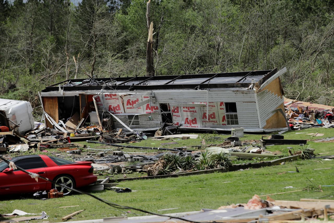 Casas móviles arrasadas en Chatsworth. En Georgia perdieron la vida ocho personas y nueve en Carolina del Sur, según las autoridades. Otros fallecieron por la caída de árboles o dentro de inmuebles que se derrumbaron en Arkansas y Carolina del Norte.