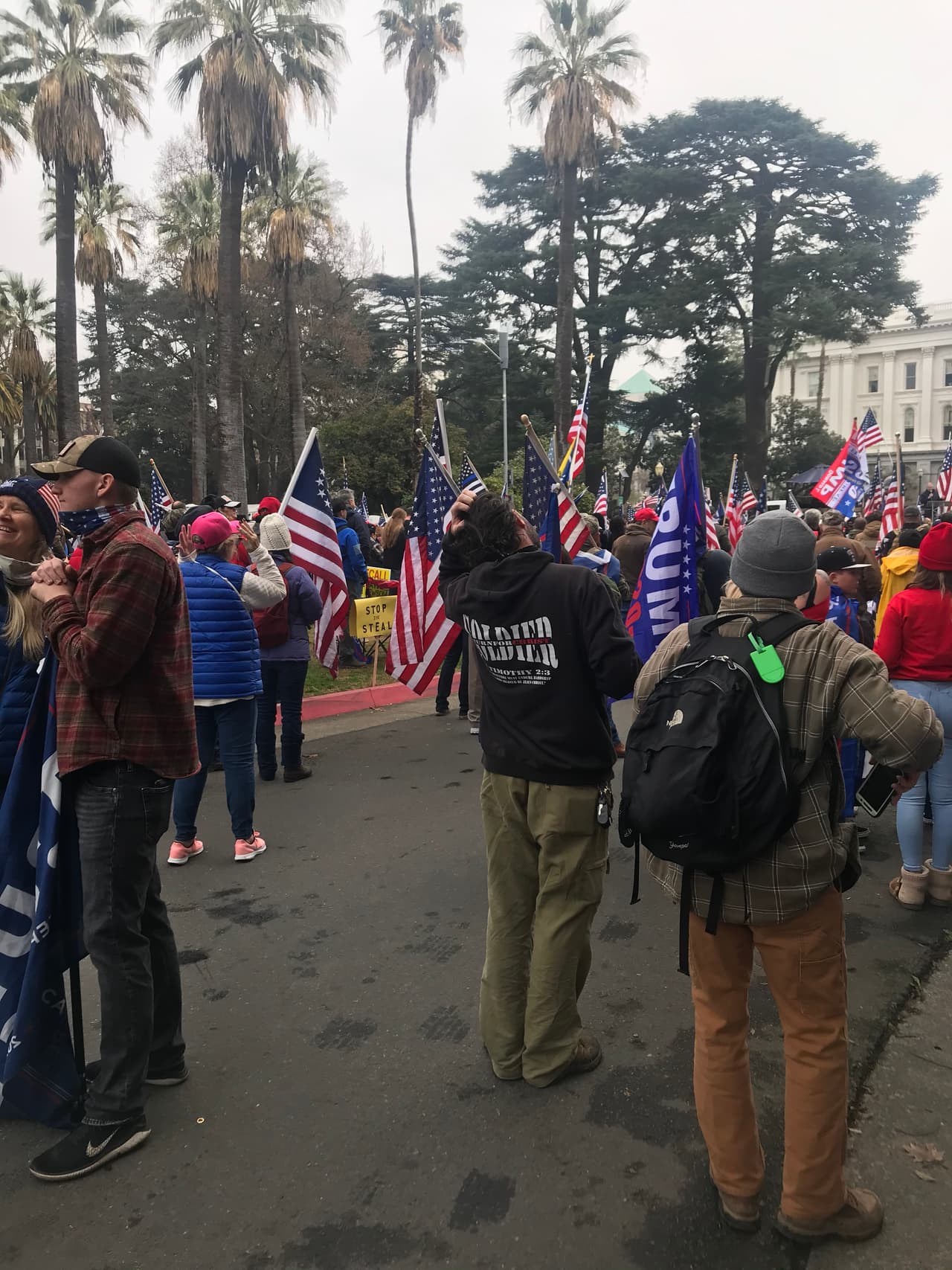 Docenas de policías de Sacramento y oficiales de la Patrulla de Caminos de California cerraron algunas calles alrededor del Capitolio estatal.
