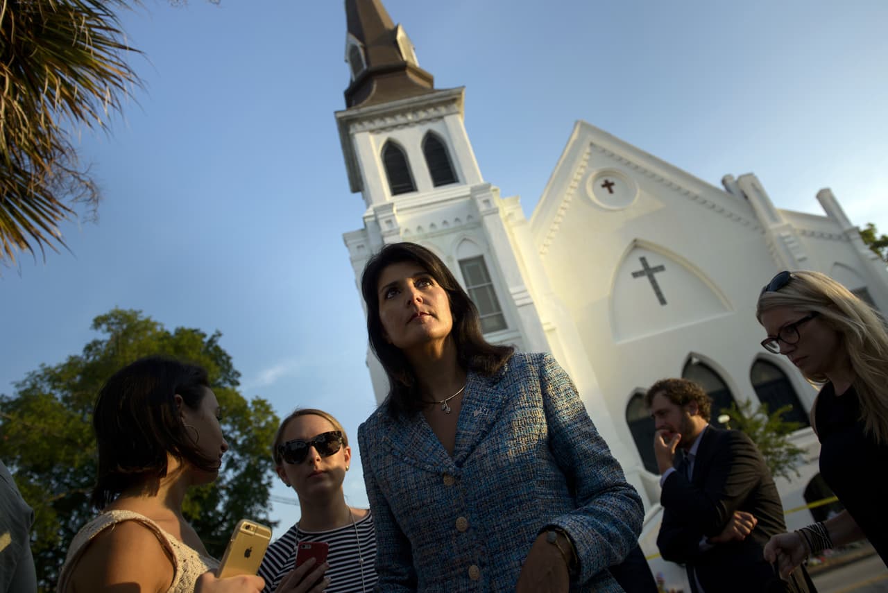 Luego del arresto del responsable de la matanza en una iglesia de Charleston en 2015, la gobernadora de Carolina del Sur conversa con los medios.