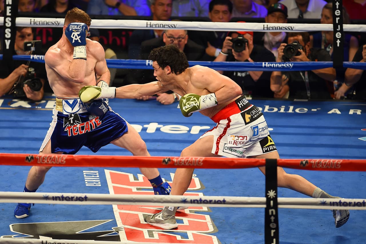 En la Arena, el apoyo de la afición fue para el Canelo, quien mostró mucho más boxeo que su rival.