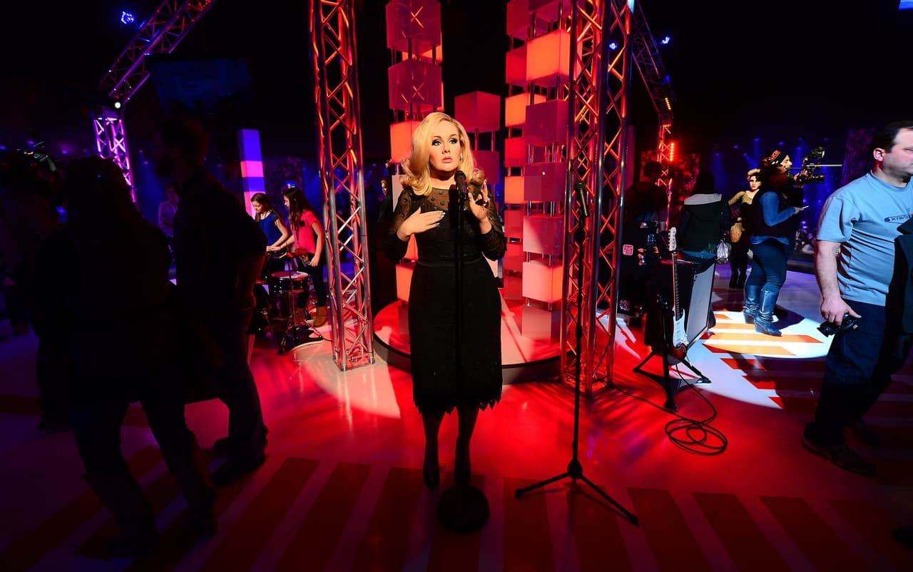 Creemos que deberían de reemplazar la estatua de Adele, pues esta fue expuesta en 2013 cuando lucía con esas libritas de más.