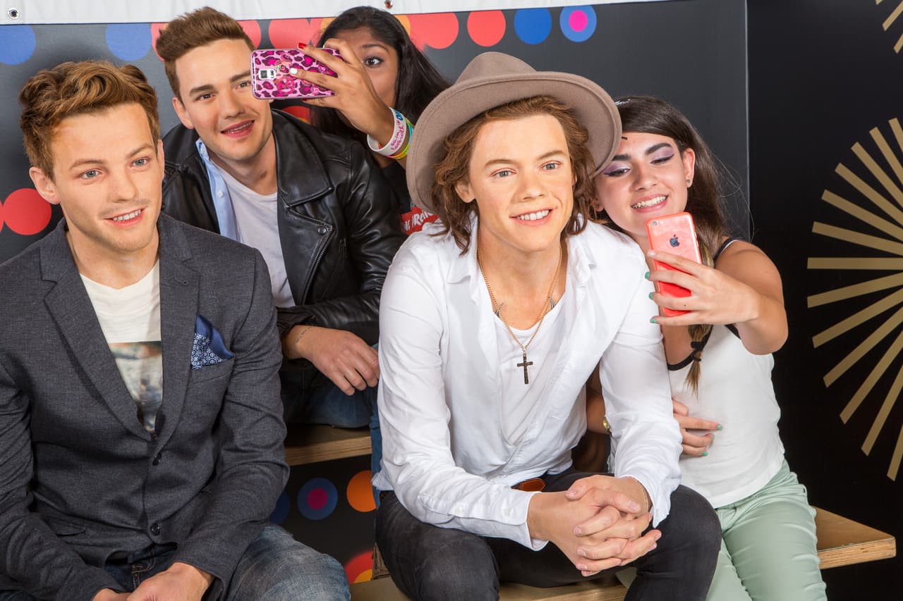 Muchas fans ya pueden estar cerca de sus cantantes cuando se les antoje, tal vez no con los verdaderos, pero sí al lado de las réplicas exactas que han hecho en los Museos de Cera de Londres y Nueva York y otros países.