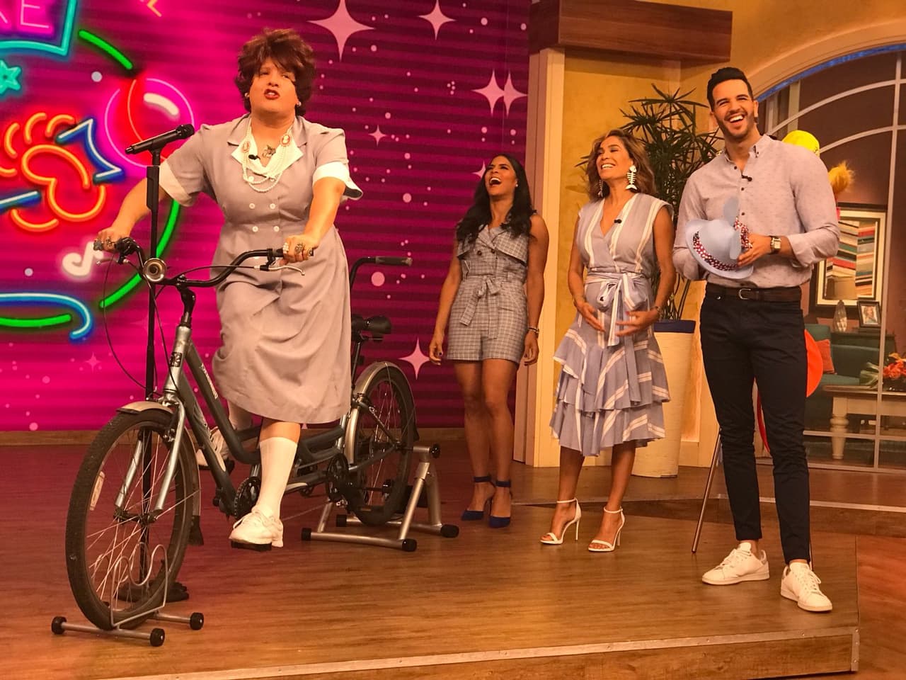 Este martes en Despierta América, Doña Meche llegó decidida a poner a cantar a todos al ritmo de 'La bicicleta'.