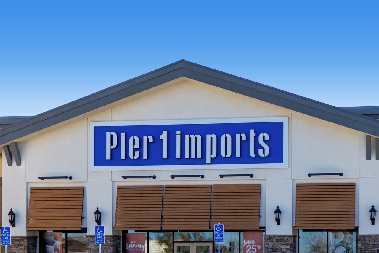 <b>Pier 1 Imports</b>. Esta cadena de tiendas anunció en enero que cerraría hasta 450 locales, casi la mitad del total, y en febrero solicitó protección por bancarrota.
<br>
<br>La compañía recibió la aprobación de un juez federal para aplazar los pagos de su deuda.
<br>