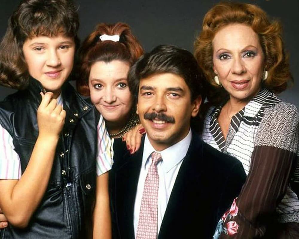 En 1987, la televisión mexicana comenzó a transmitir 'Dr. Cándido Pérez', serie de comedia protagonizada y producida por Jorge Ortiz de Pinedo, que se rodaba con público en vivo, en una sala de teatro.