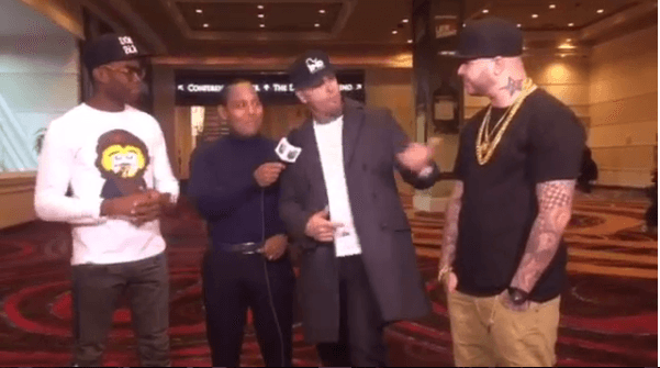 En esta foto Nicky Jam está bromeando con Omi, de los que debutará este año en el Latin GRAMMY. ¡No se queda quieto!