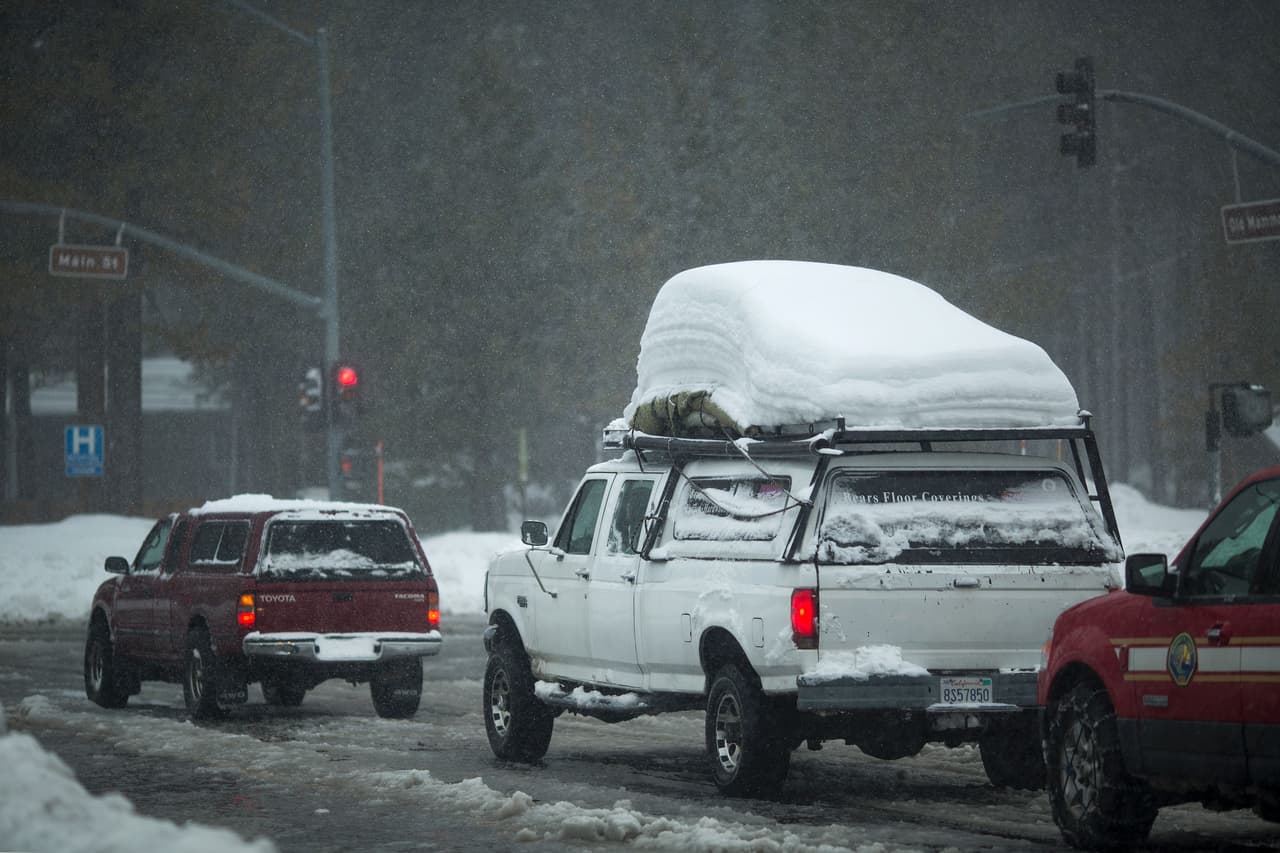 La cantidad de nieve continúa aumentando en el poblado de Mammoth Lakes, a 330 millas de San Francisco, tras el paso de varias tormentas a lo largo de California.