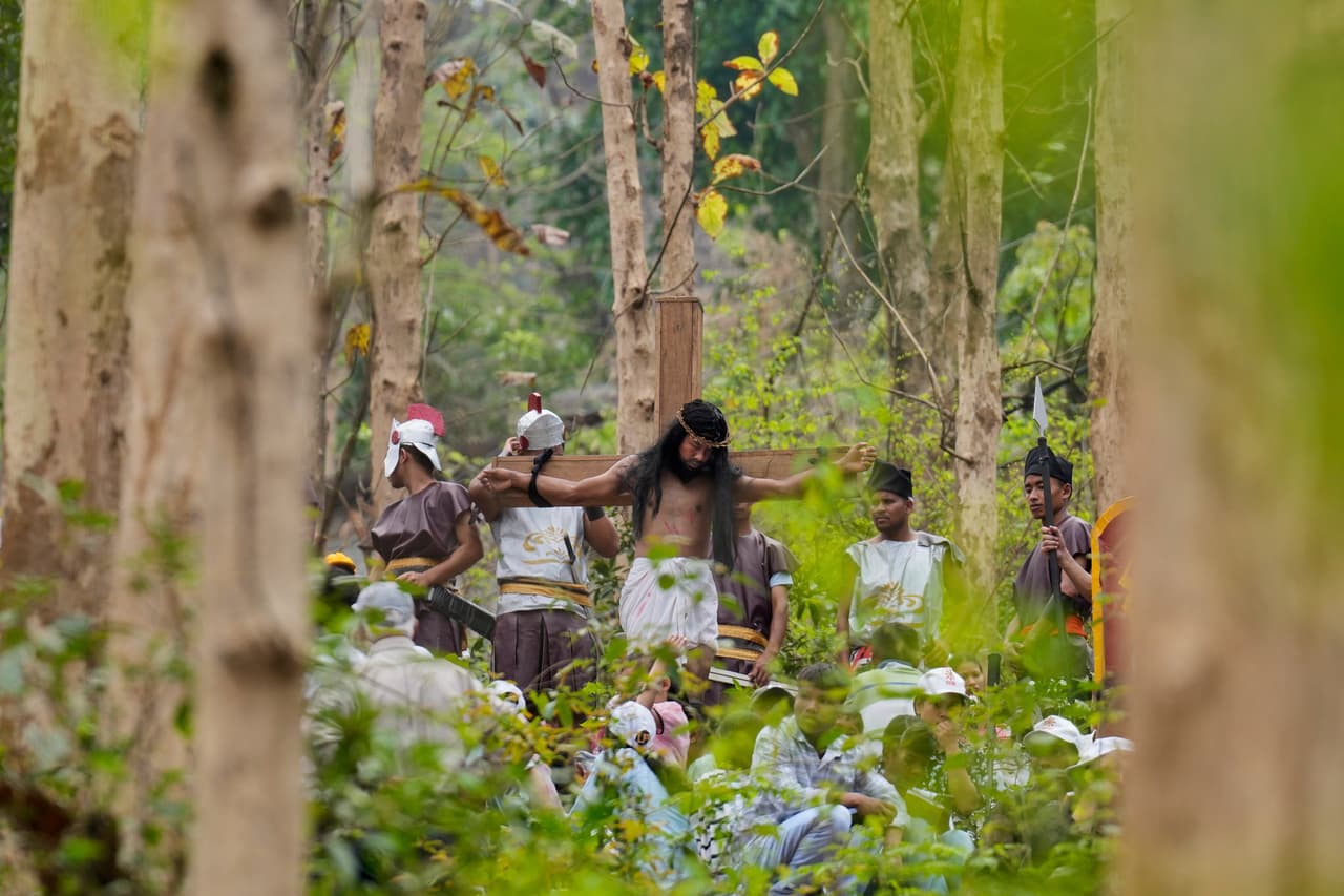 Cristianos recrean la crucifixión de Jesucristo en Guwahati, India, el Viernes Santo, 18 de abril de 2025.
<br>