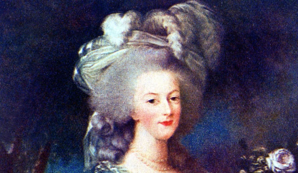 <b>María Antonieta. </b>Mucho antes de que a esta consorte real la ejecutaran en la 
<a href="http://www.nationalgeographic.com.es/historia/actualidad/maria-antonieta-fue-guillotinada-hace-220-anos_7686">guillotina</a>, ya había perdido la cabeza. Y es que en su afán por atender las reiteradas súplicas de su madre para que su aspecto fuera el de toda una reina, se extralimitó. Acudió a las arcas de la nación para financiar pagar a su peluquero. Sus elaborados peinados, su pálido maquillaje –contrastado con marcadas chapas y labios–, marcaron tendencia entre las cortesanas.
<br>