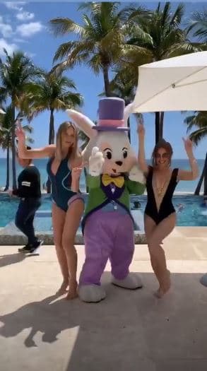 En uno de estos clips, apareció acompañada por la esposa de Tommy Hilfiger, anfitriona de la reunión.