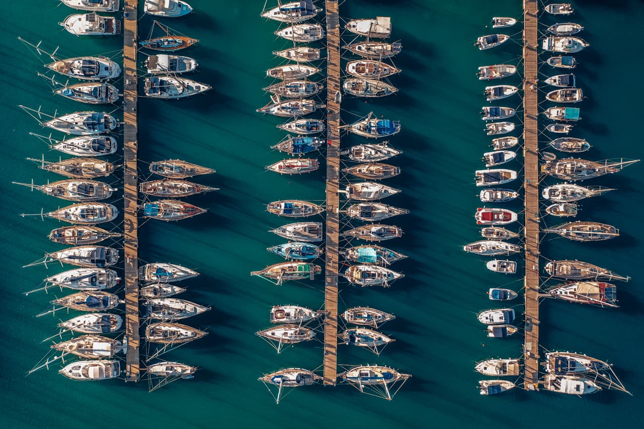 '
<b>Botes en la marina’</b>, tomada en Creta, Grecia. La aplicación 
<i><a href="https://agoraimages.com/blog/2020/06/12/agora-top-50-photographers-in-the-worldwide-media/" target="_blank">Agora</a></i> es similar a instagram, permite que los fotógrafos publiquen sus imágenes favoritas en diferentes categorías para que logren o no la aprobación de los demás miembros.
<br>