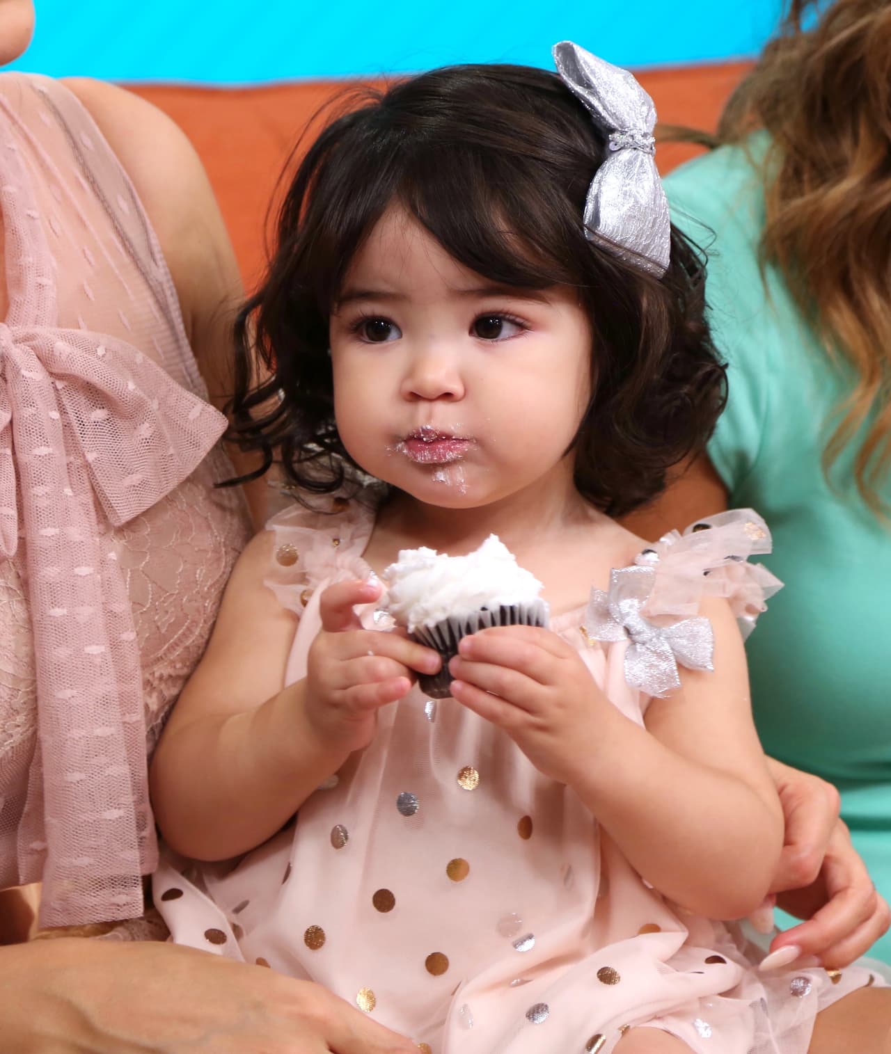 ¡Adorable! Con esa carita angelical y naturalidad le roba el corazón a cualquiera.