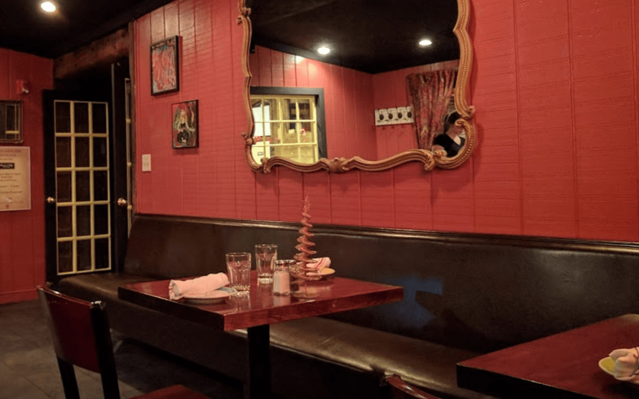 <b>Twisted Elm</b>, en Elmwood Park.